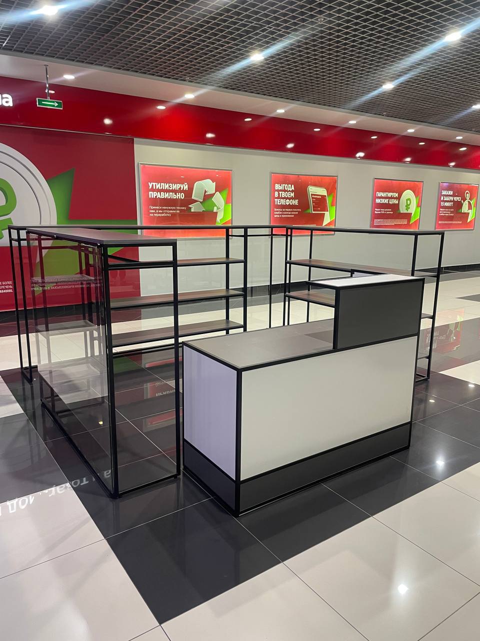 Торговый остров (белые панели, стекло)