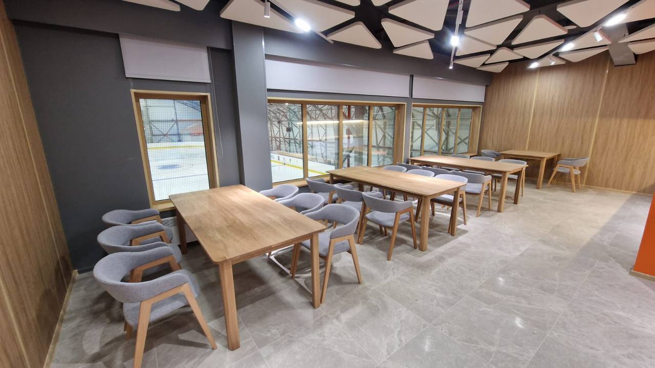 Интерьер зоны отдыха и столовой (лофт)