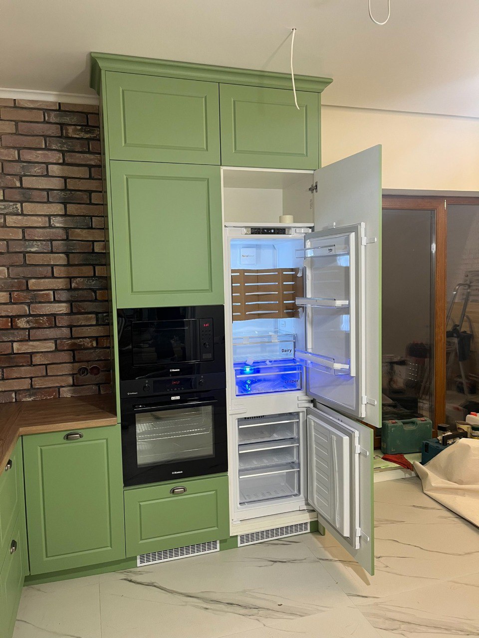 Классическая кухня и обеденная зона