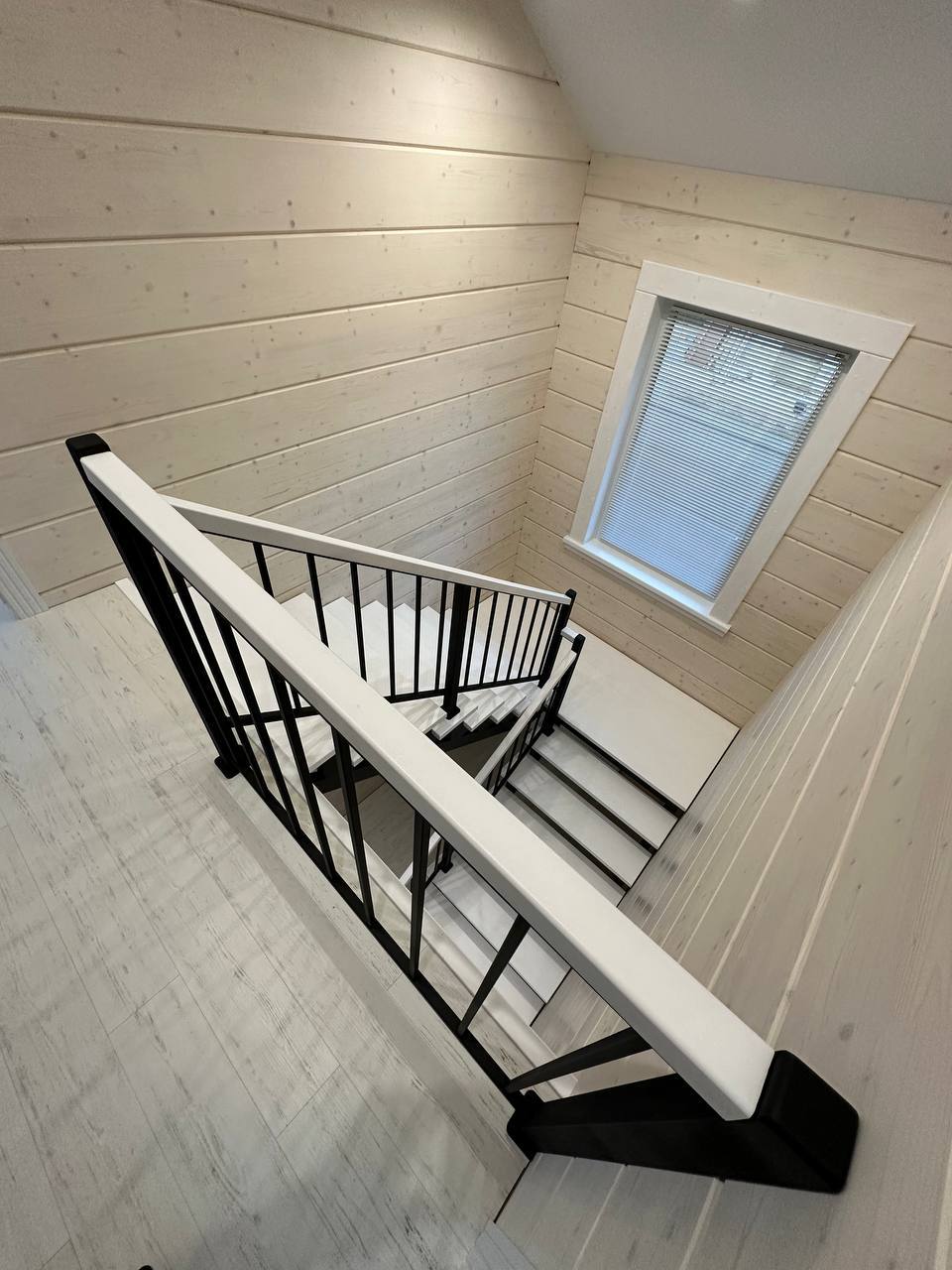 Лестница с черным металлом