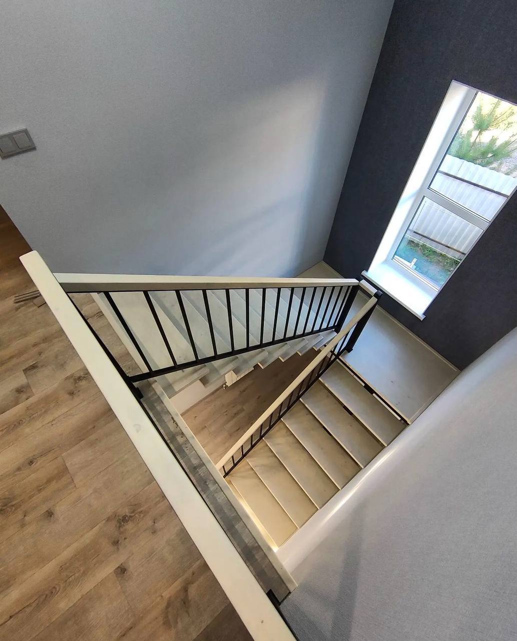 П-образная лестница на металлокаркасе