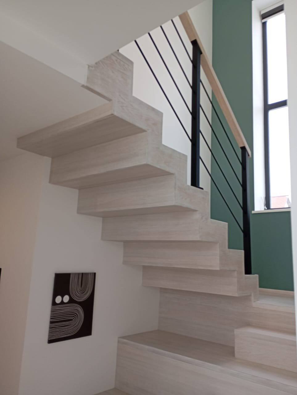 Лестница с горизонтальным ограждением