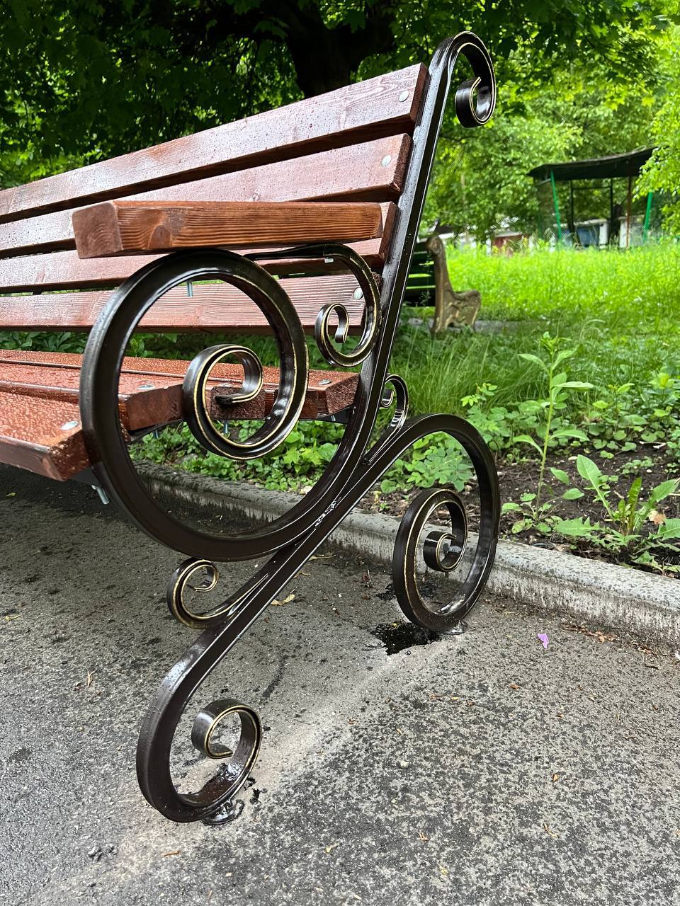 Уличная лавка (красное дерево)