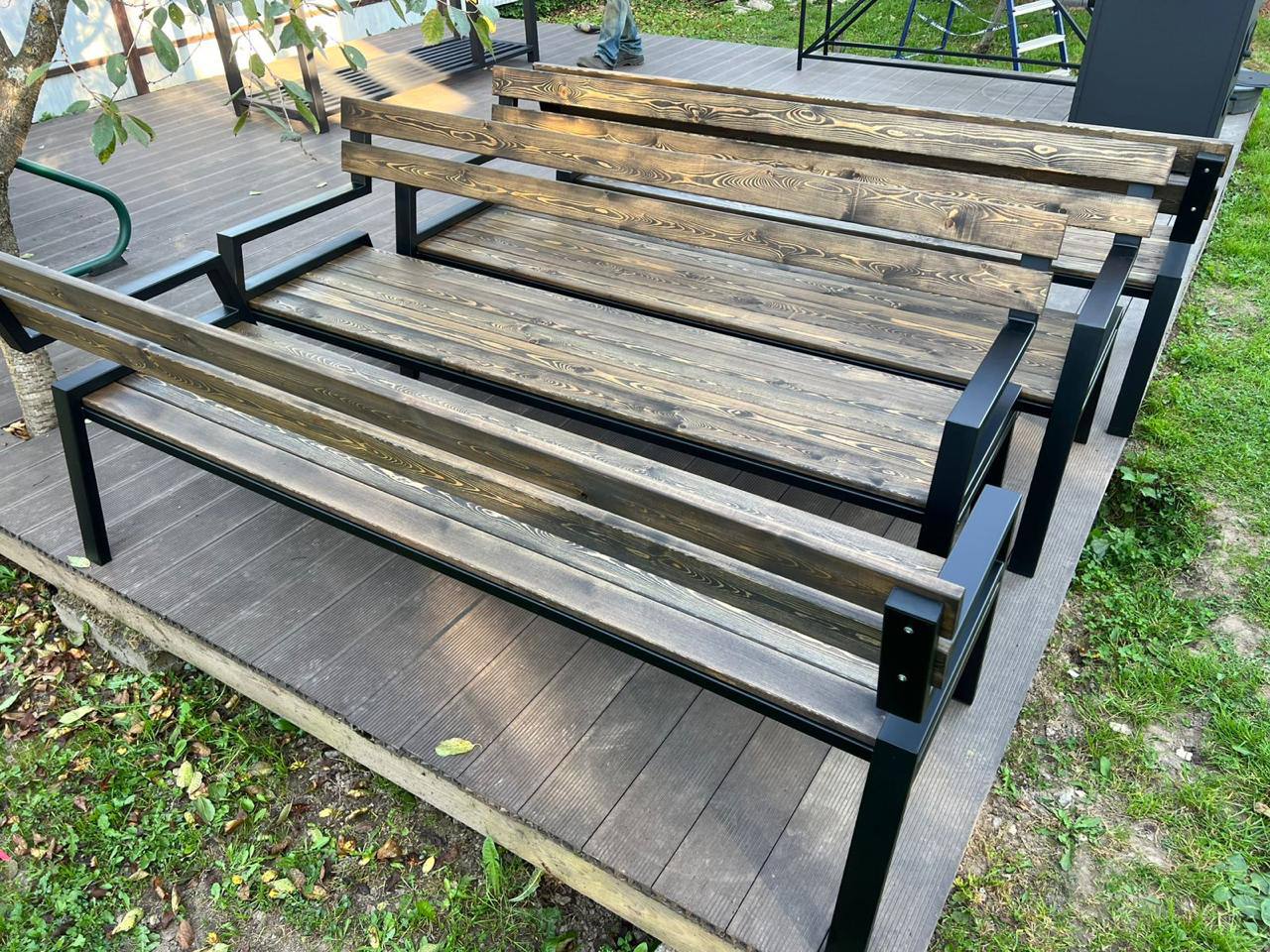 Уличные лавки из темного дерева