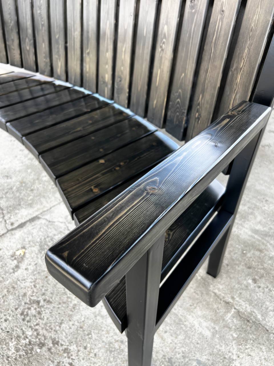 Изогнутая скамья (темное дерево, металл)