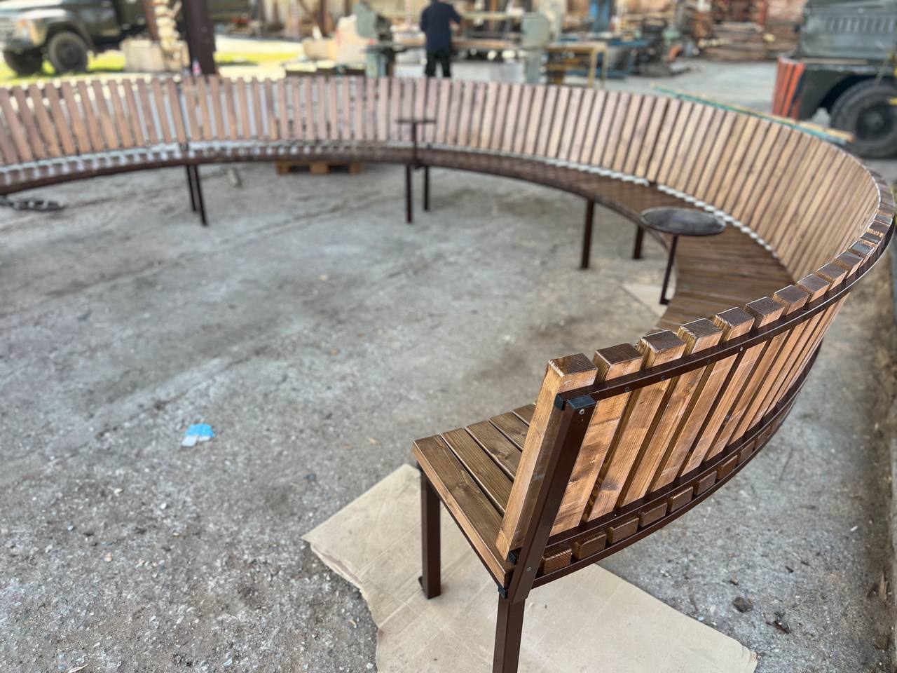 Круговая скамья с мини-столиками