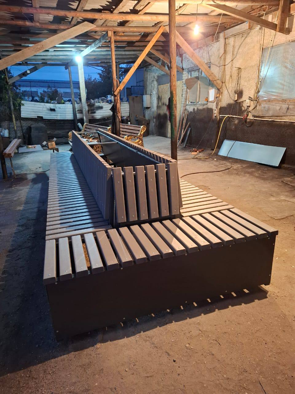 Линейная скамья с кашпо (городская)