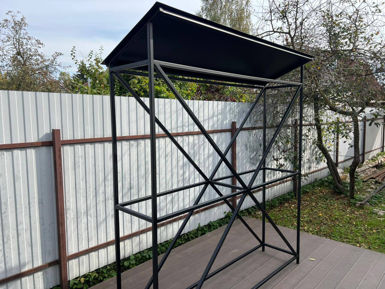 Металлический каркас с крышей