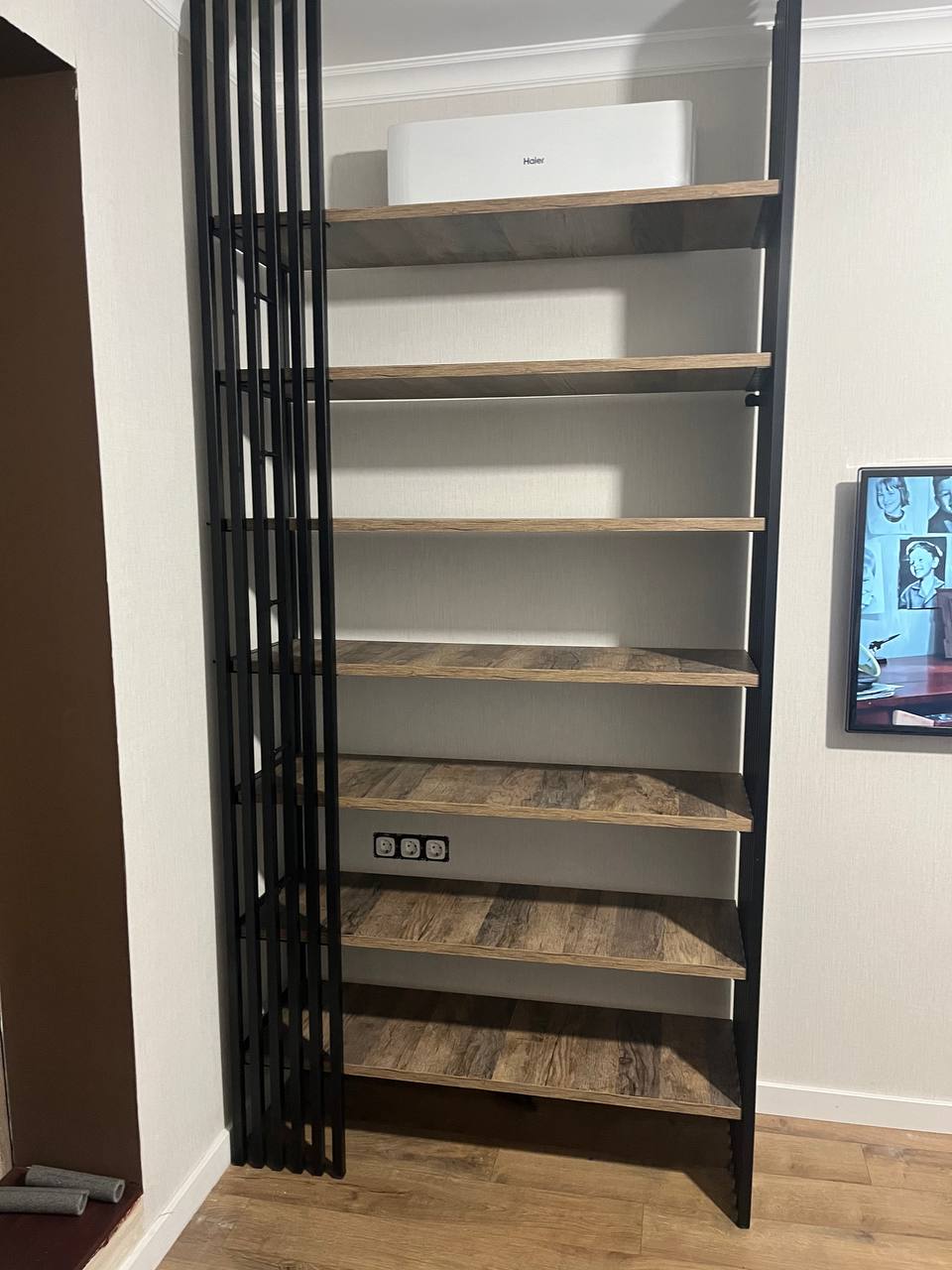 Стеллаж-перегородка с рейками (черный металл)