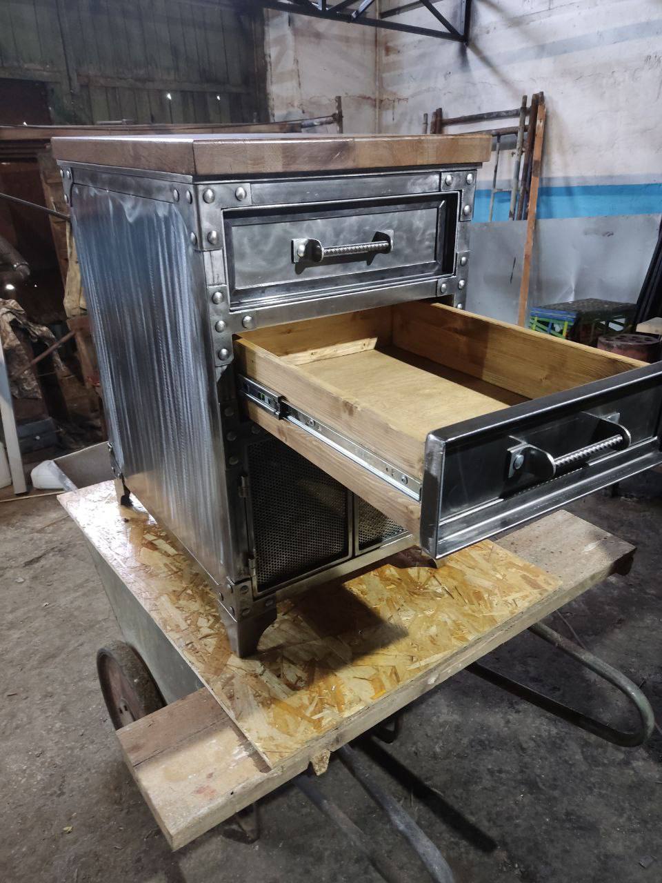 Индустриальная тумба с ящиками и сетчатыми фасадами