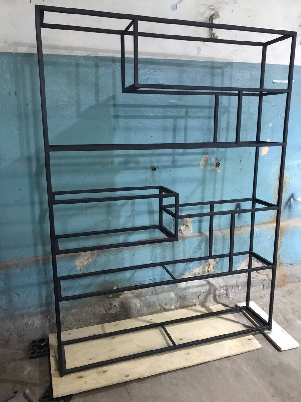 Лофт-стеллаж из металла и дерева