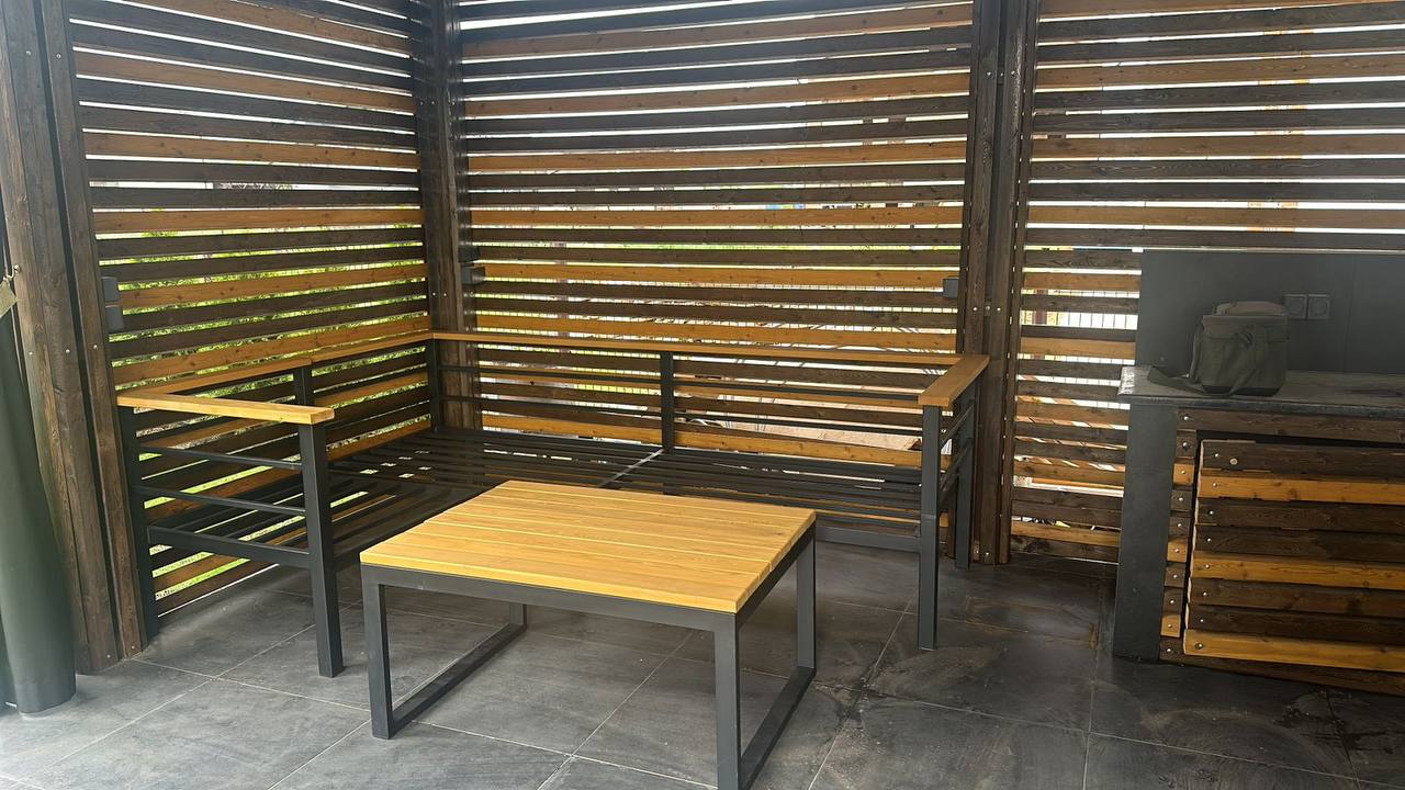 Лаунж-зона в закрытой террасе (декоративное озеленение)