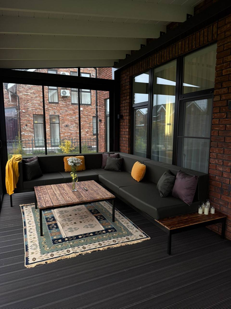 Лаунж-зона в закрытой террасе (контрастные подушки)