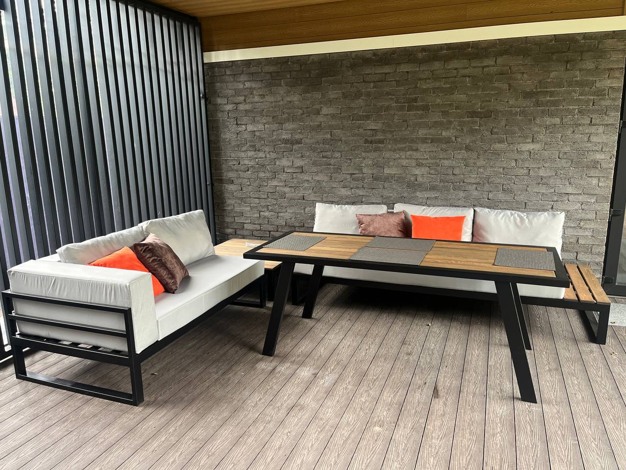 Лаунж-комплект с акцентными подушками (оранжевый акцент)