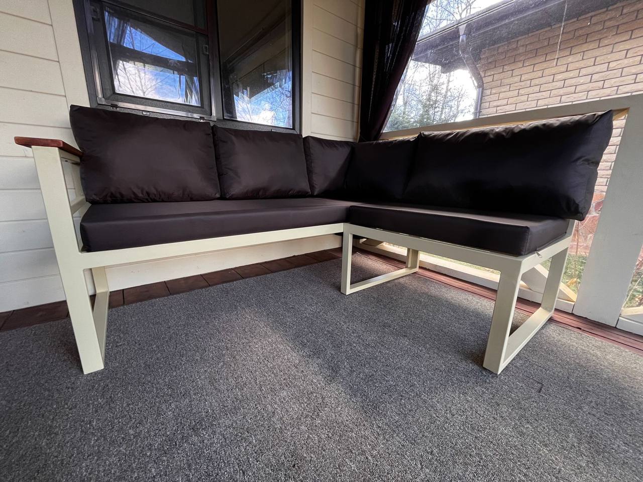 Уличный угловой диван Loft с деревянными подлокотниками