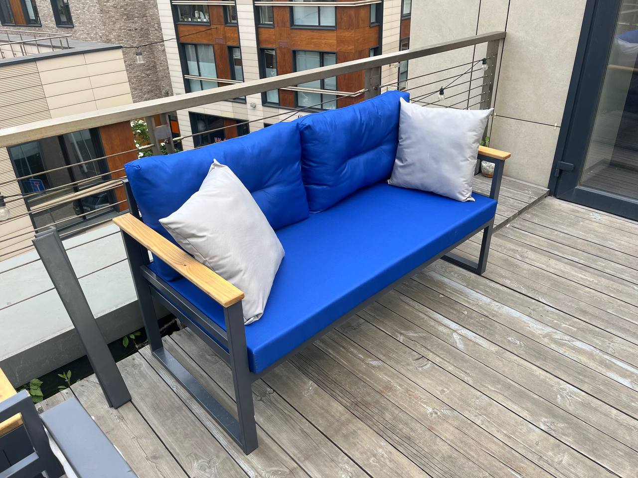 Уличный диван Loft с синими подушками